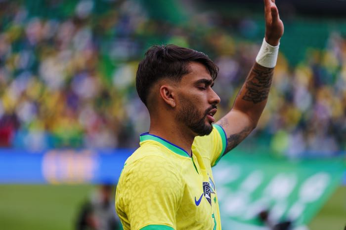 Lucas Paqueta raises his hand